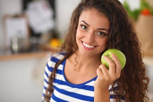 Диета с зеленым яблоком является отличным способом детоксикации организма, который оказывает положительное влияние на здоровье, особенно когда в организме накапливаются токсины.