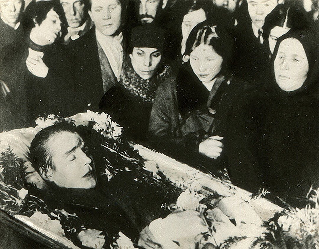 Прощание с поэтом на похоронах.