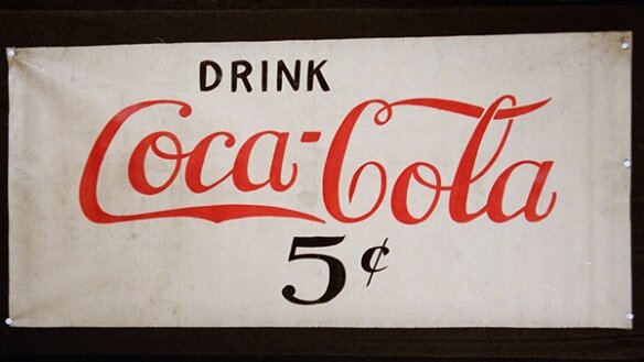 Слоган кока. Слоган Кока колы. Кола слоган. Известный лозунг Кока кола. Лозунги с колой.