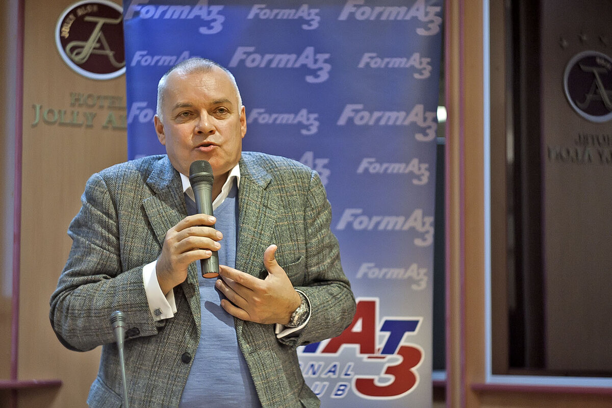 Статья  для ваших страниц   интернета  и  для развития  
ПОЧЕМ   ПРОПАГАНДИСТЫ    РОССИИ
или что лучше — коррупция или гражданская война ?



Помните риторический вопрос политологов: 
Кто в России сильнее — партия «холодильника» или партия «телевизора»? 
 Это о  возможностях манипуляций обществом через телеканалы.
В 70-ых годах прошлого века еще живой бывший председатель Временного правительства Керенский в интервью Генриху Боровику сказал в Нью-Йорке: «Если бы у меня в 1917 году было телевидение, то я власть не отдал бы....»
И был прав.  Не зря Ленин назвал кино самым важным из искуств. 
В криминальной среде есть понятие «ЛОХ» — это тот кого можно обмануть. И «СЛАДКИЙ ЛОХ»  — кого можно много раз обманывать.
 В стране может быть не эффективное госуправление, разворовываться триллионы, а народ можно развлекать ток-шоу и объяснять ему по ТВ, что внешний враг опаснее внутренних бюрократов, сгрызающих все доходы  государства и обращающих население в нищих.
И нищие, как при Сталине, будут довольны.
 ...Россия, нищая Россия. «.. Страна рабов, страна господ , и вы мундиры голубые, и ты им преданный народ...». Лермонтов вечно актуален. В России.
Но хорошо зная наш доверчивый, но буйный народ мысль опасная спасть не дает, сомнения гложат:  - Ну а если не платить  нашим пропагандистам-манипуляторам  на ТВ бешеные деньги, то  не разнесет ли наш многонациональный одураченный народ в один  распрекрасный день нашу Русь то,  мать нашу  огромную ? Как было уже ранее не один раз то... 
И не лучше ли  народу то  пребывать в том дурмане телеодурачивания как ныне. 
 В нищете, да не в обиде. 
Ну, а на известный вопрос наблюдающих за сладкой жизнью по ту сторону телеэкрана приведем статью о верхушке оплаты одного телемага и главаря телепропаганды Димы Киселева. 
 О части цены его виллы в Крыму. 
И не важно, что 80% россиян не имеют средств отдохнуть даже в Крыму,  зато КРЫМ  НАШ !
      Точнее  - читайте ниже кого.... 
Даем цитату из СМИ:
«Суд обязал телеведущего «России 1» Киселева выплатить долг за строительство виллы. 
Он должен выплатить архитектору виллы в Коктебеле 2,6 млн рублей
Суд города Королева Московской области обязал ведущего программы «Вести недели» на телеканале «Россия 1», гендиректора МИА «Россия сегодня», заместителя гендиректора ВГТРК Дмитрия Киселева выплатить 2,6 млн руб. крымскому архитектору Владимиру Мазурину. Об этом пишет «Новая газета» со ссылкой на представителя архитектора. 2,6 млн руб. – долг за строительство виллы в Коктебеле. Мазурин руководил строительством виллы в 2015–2016 гг., говорится в исковом заявлении, на которое ссылается «Новая газета». Из-за ошибок предыдущих строителей строительство шло сложно, Мазурин потребовал от Киселева повысить жесткость металлокаркасов, но заказчик строительства отказался это делать. По словам представителя Мазурина, дом до сих пор может представлять опасность для окружающих людей. Но Киселев, как утверждают истцы, вменил все ошибки в расчетах Мазурину и отказался оплачивать его услуги.
В суде Мазурин доказывал, что полностью выполнил услуги, указанные в договоре, и требовал от Киселева выплатить ему 5,8 млн руб. В итоге суд удовлетворил иск лишь частично. Представитель Киселева в суде настаивал, что архитектор не полностью выполнил услуги по договору и завысил стоимость работ, которая не превысила 1,6 млн руб. Также в ходе суда представители Киселева предоставили доказательства, что перечислили архитектору свыше 23 млн руб. за строительство виллы, куда входила и стоимость оказанных услуг самого Мазурина.
Ведущий «России 1» Киселев пожаловался в полицию на автора статьи о его крымском доме
Сам Киселев Русской службе BBC заявил, что планирует оспорить решение суда, а истец «лишь представляется архитектором».
Архитектор написал о своих претензиях к Киселеву в конце сентября в местную газету «Город 24», указав, что стоимость строительства дома телеведущего составляет 200 млн руб. Спустя некоторое время текст статьи был изменен, а тираж изъят из продажи. Мазурин тогда заявлял «Новой газете», что редактора издания заставили выкупить тираж за свой счет. О том, что Киселев планирует построить дом в Коктебеле, телеведущий рассказывал украинскому изданию «Факты» еще в 2006 г».

Порадовались ?  За телепропагандиста   Диму Киселева. 
Умеют же люди использовать государство по умному.

Если хочешь узнать как стать хозяином в своей стране, сделать #карьеру и эффективно #использовать_законы и власть для #улучшения_жизни и #безопасности  – шли заявку на участие в семинаре «Как эффективно #использовать_государство и бюджет по прямому назначению для решения проблем, улучшения качества жизни  и развития ваших проектов и  экономики»:   
 Контакты:   gosprogramm.vam@yandex.ru   8 9652290859   Скайп – mrodina2013
Наши объективные партнеры:
СМИ,  #ОНФ,  #правильная_партия #ЕР,   общественные палаты, советы при #органах #власти, #АСИ, #НКО С #ГРАНТАМИ #Президента_РФ  и много чего разного из деловых сообществ, полузакрытых для вас клубов при власти  реально правящей Россией во все времена #управленческой_элиты.
У них есть форма, у нас – содержание, технологии эффективных #деловых_связей
Выходите на связь – поможем двумя единственно возможными способами:   1.Передачей знаний об эффективном диалоге с властью. 2. Помощью в организации диалога.   Регистрируйтесь в наших соцсетях:    https://vk.com/id248101508
https://www.facebook.com/100000954851001/posts/994078790633940/
Эксперты контроля госполитики Президента РФ 

 О нашем опыте читайте на сайте -  www.gosudarstvovam.ru