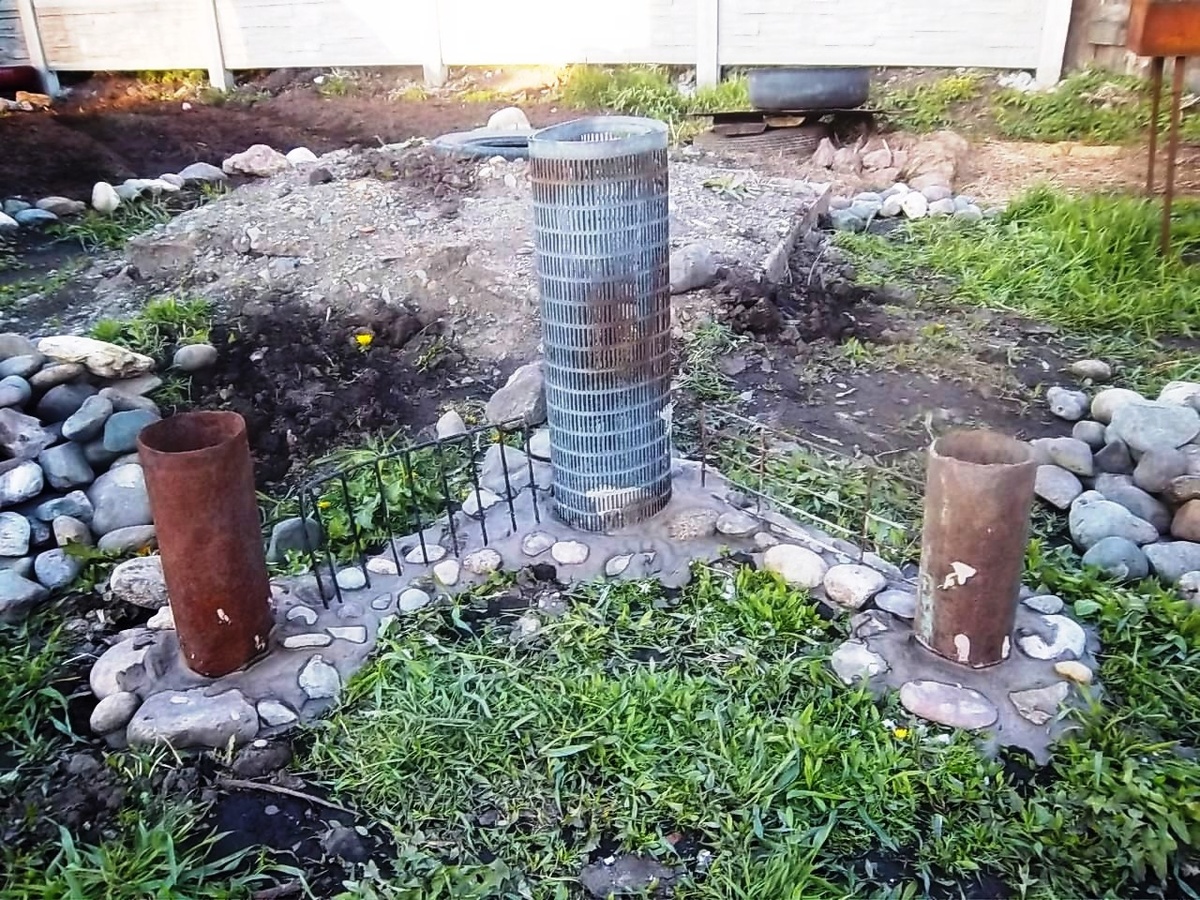 Место определила, нашла какие-то обрезки труб, в землю вкопала....