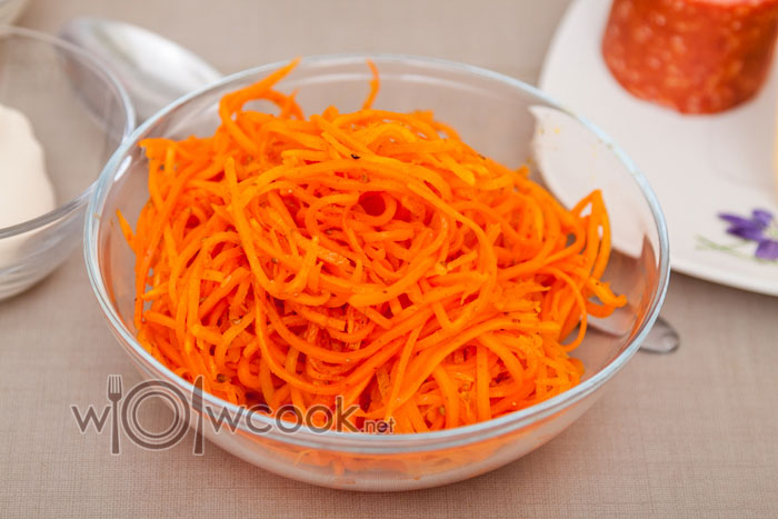 Легкий салат с ветчиной и корейской морковью