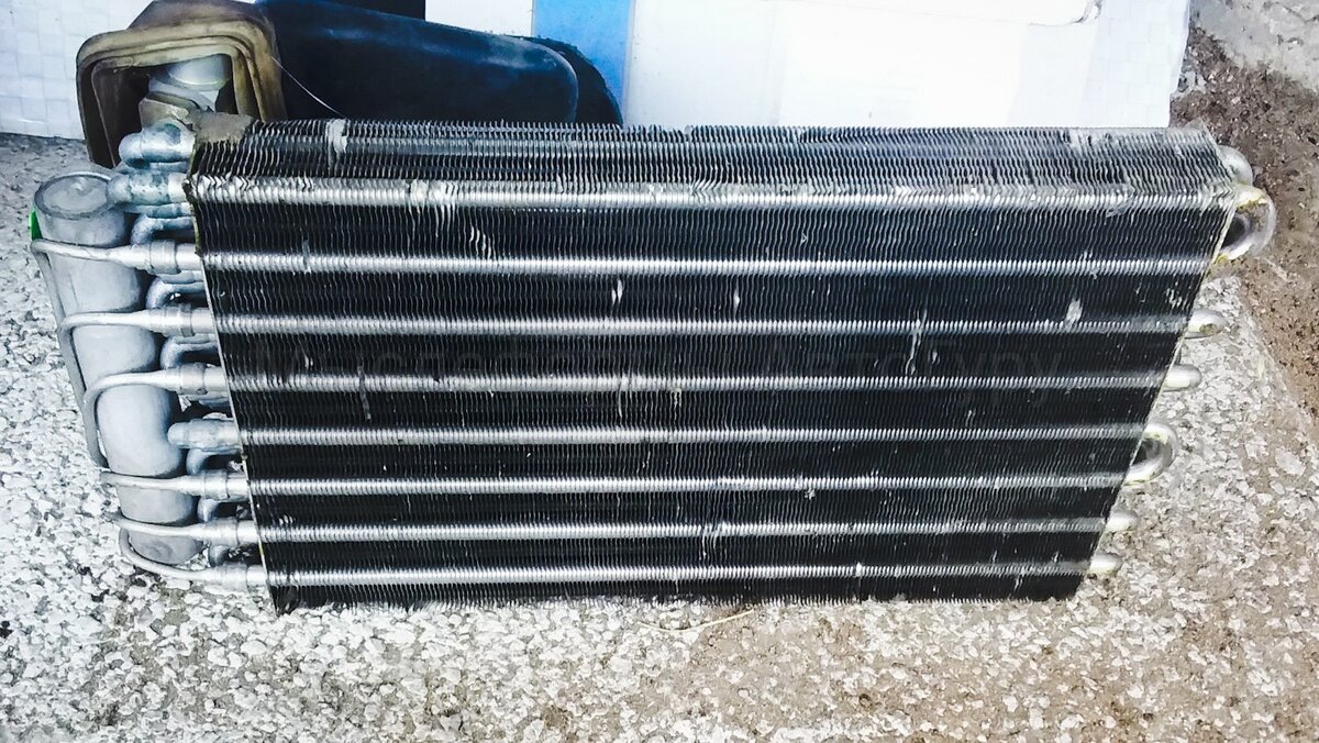 Испаритель кондиционера, находится внутри печки.