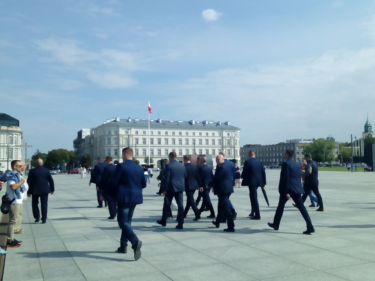 Приехала в Польшу и прошлась по парку с польским президентом. Не ожидала, что его можно встретить на улице