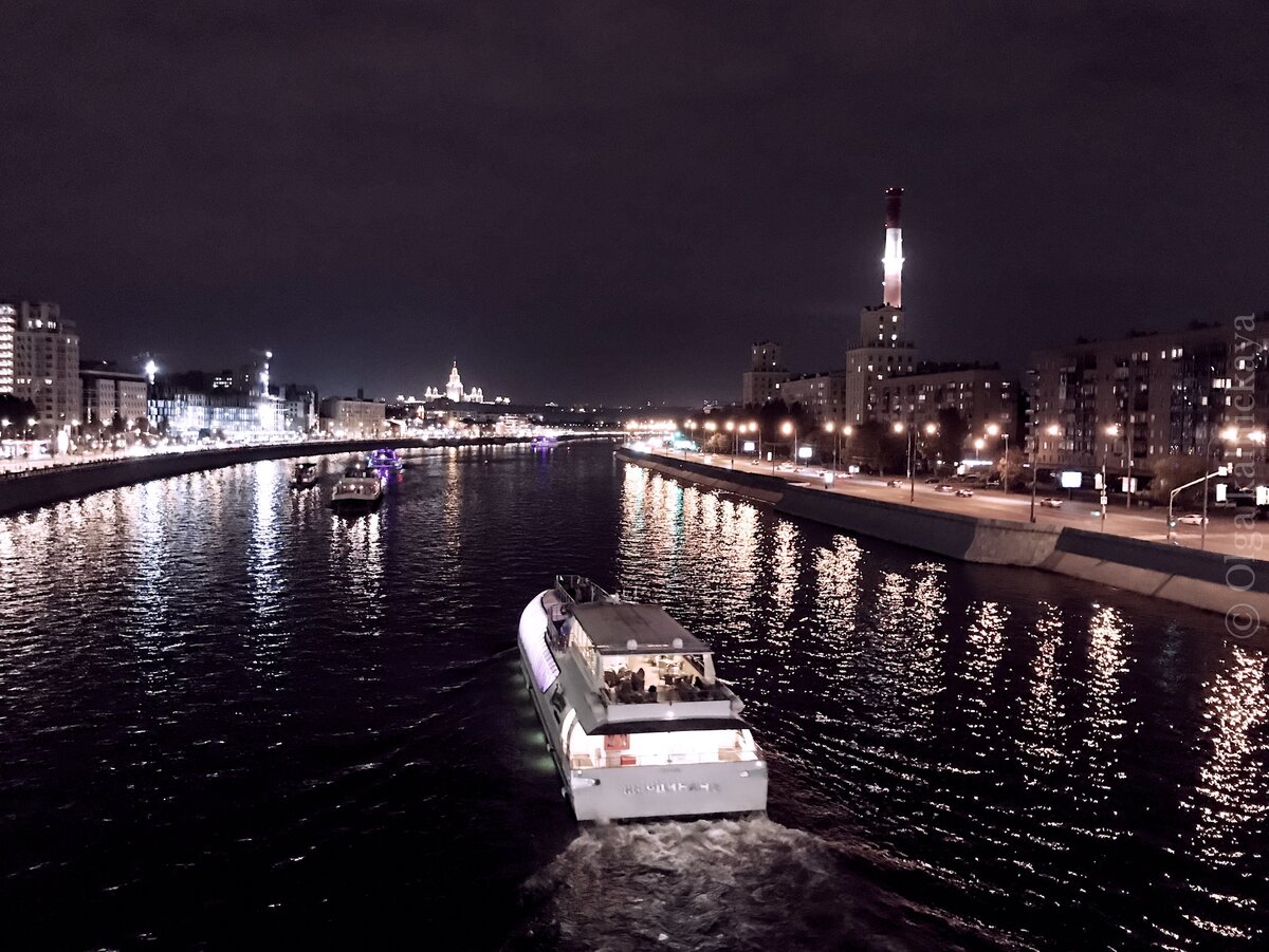 Вечером «ночная Москва» особенно прекрасна.