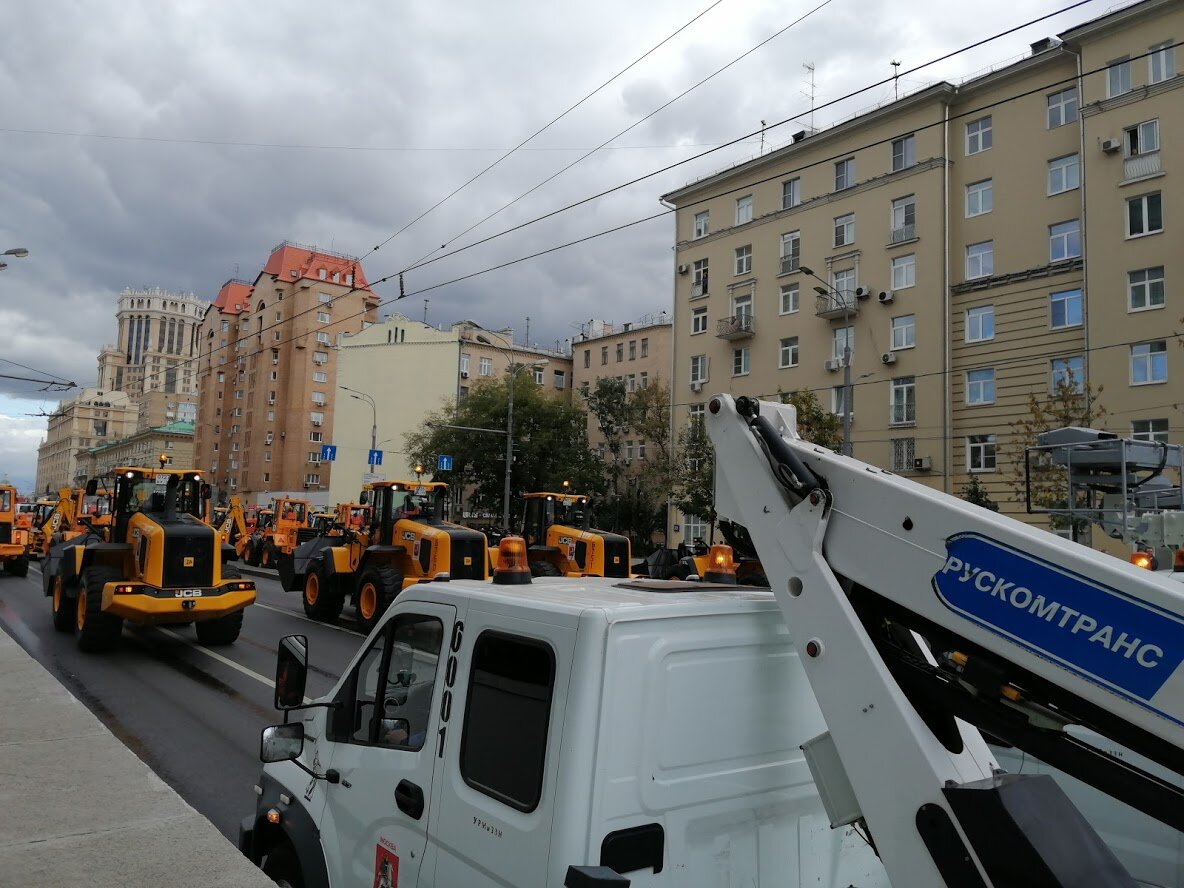 Москва. Садовое  кольцо. 14 сентября 2019 года. Парад мусоровозов. Фото Света Давыдова