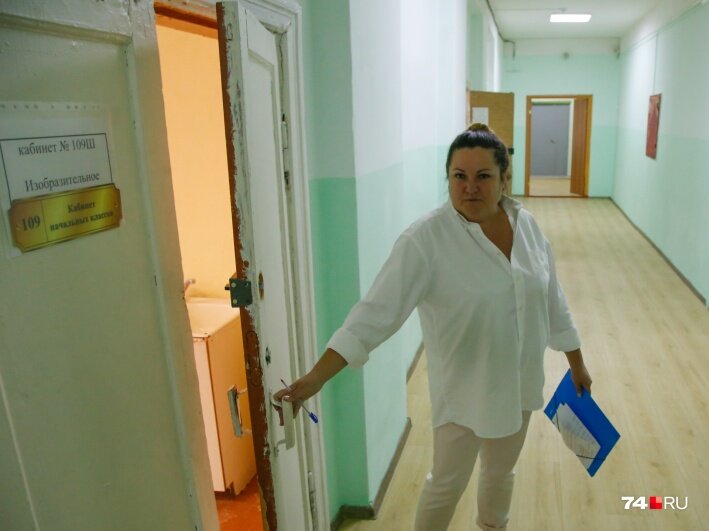 Кабинет ИЗО Екатерине Кошеваровой приходилось ремонтировать самой. Источник :74.ru, Фото: Кирилл Садыков