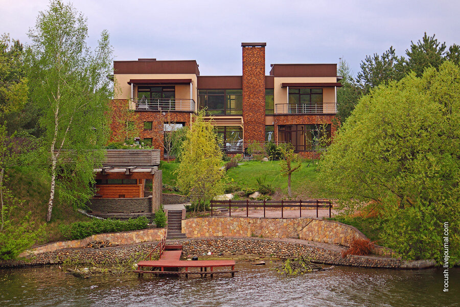 Рузское поместье коттеджный поселок. Дом на берегу москва реки. Красивый дом с прудом. Дом у реки в подмосковье. Дом на берегу москва реки.