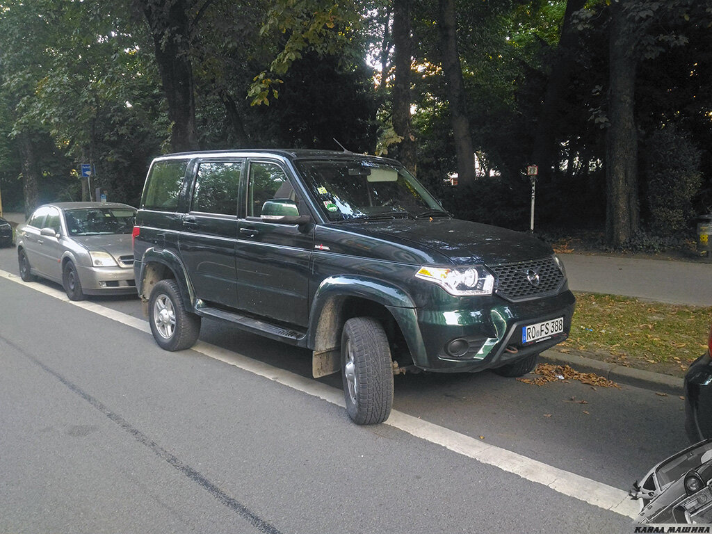 УАЗ Патриот 2017 года выпуска в центре Мюнхена (Германия, сентябрь 2019)