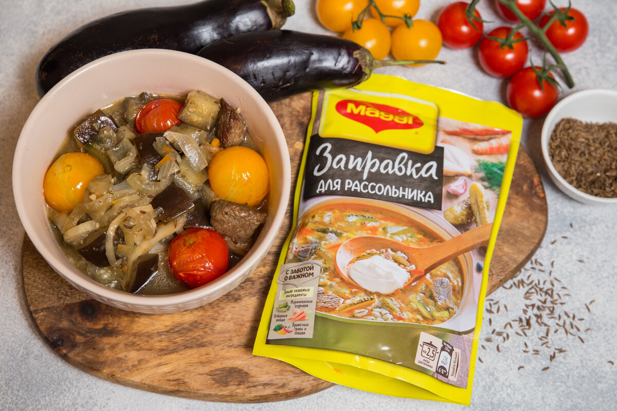 На фото Азу по-татарски с соленым огурцом и баклажаном