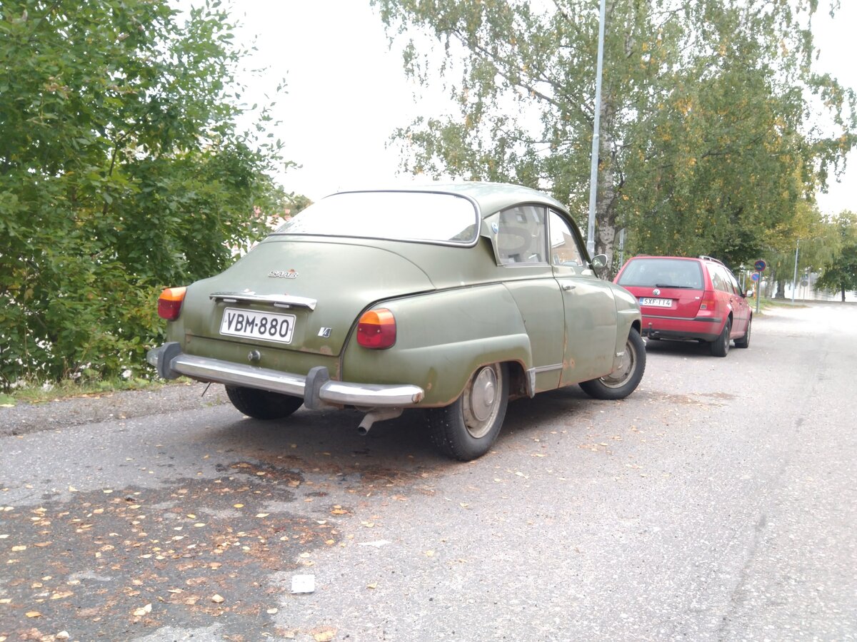 SAAB 96. Шильдик V4 сообщает о четырёхтактном четырёхцилиндровом V-образном двигателе (а мог быть ещё 3х цилиндровый двухтактник)