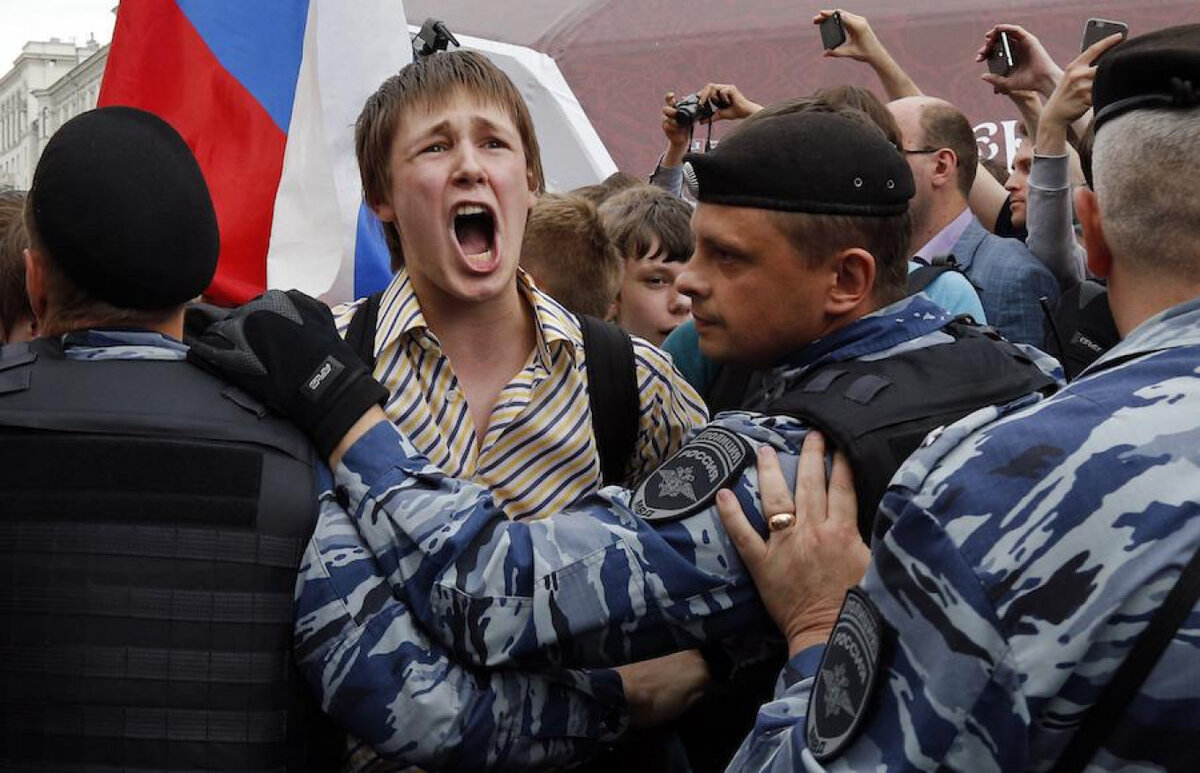 Половина страны. Россияне на митинге. Агрессия России. Агрессия в городе.