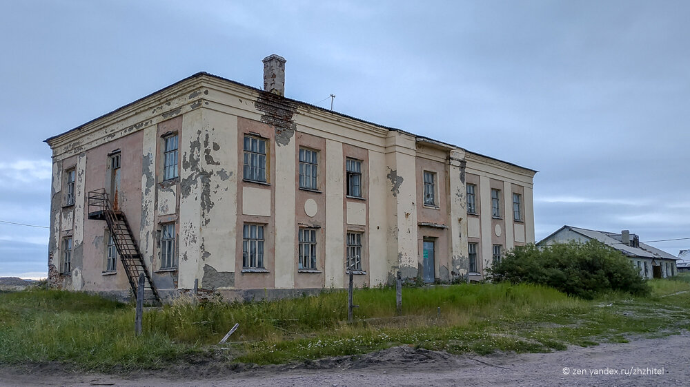 Лодейное село. Териберка больница. Лодейное Териберка. Поселок Териберка школа. Заброшенная школа Териберка Мурманская область.