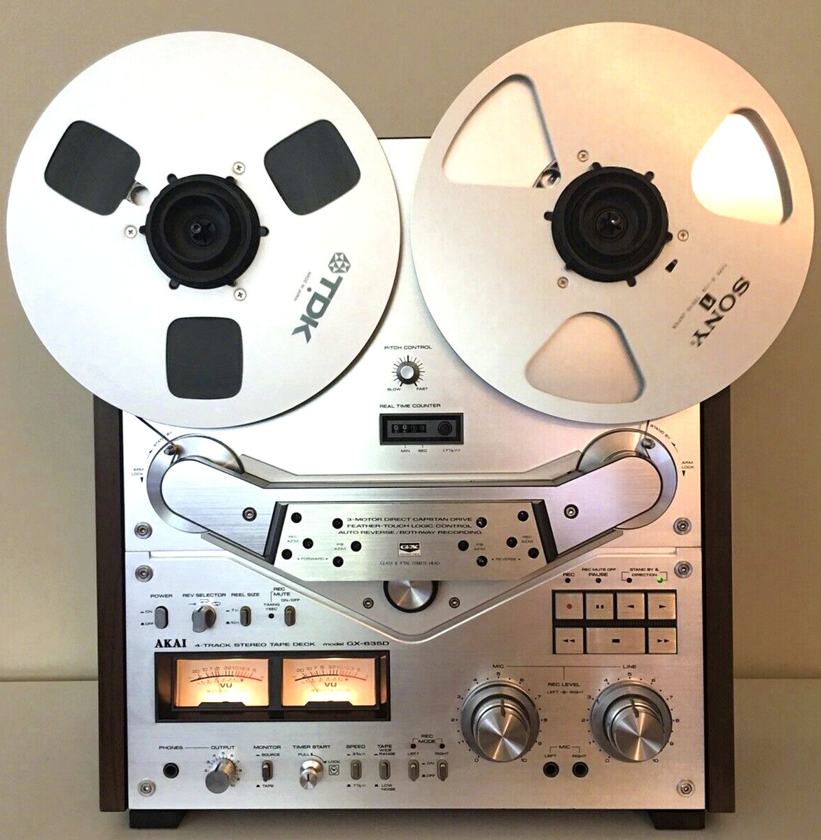 «Akai GX-635» смотрится на вид красивее, чем «Teac X-1000R»