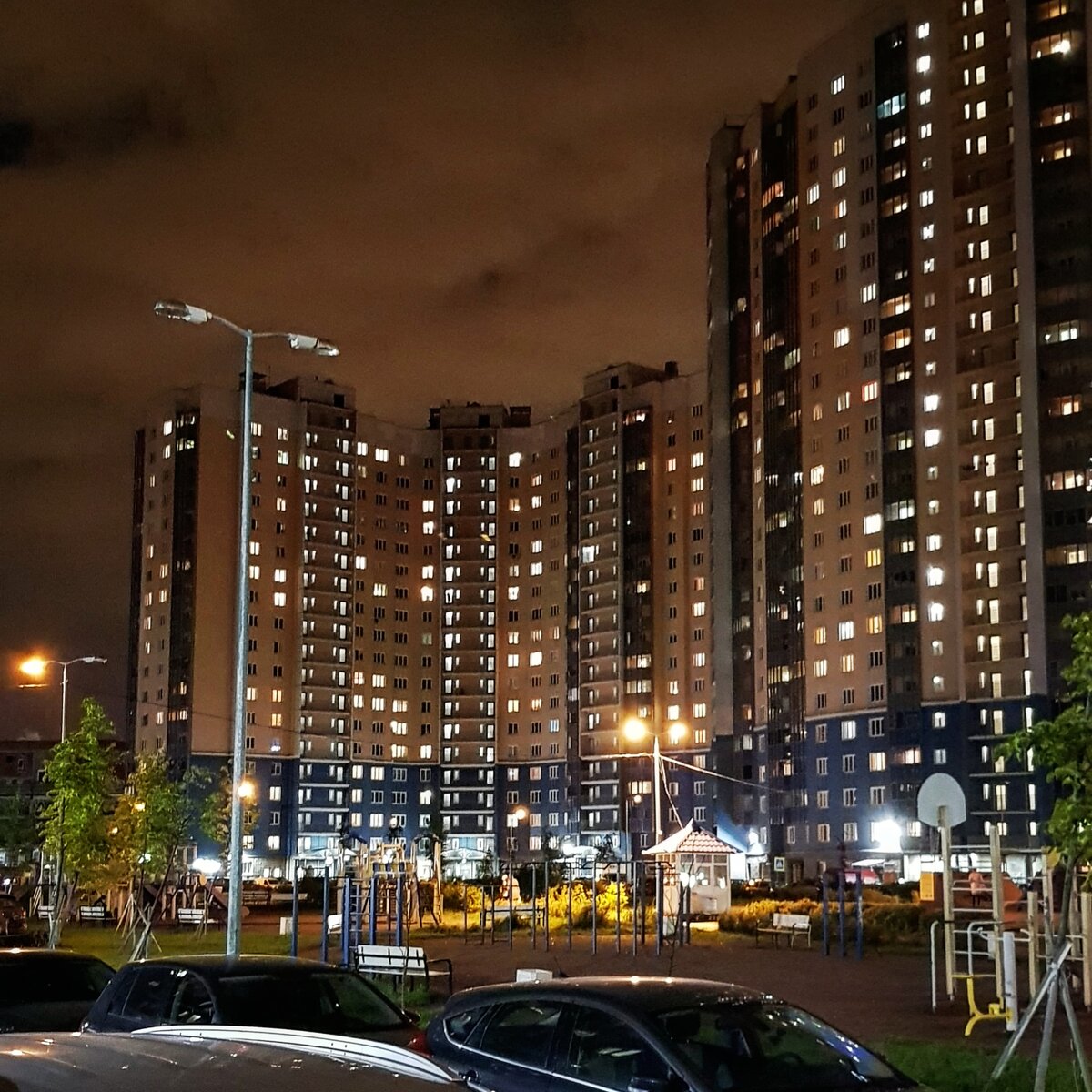 "Огни ночного города". Один из дворов по ул. Коллонтай, С.Петербург. Фото: Алексей Алексеев