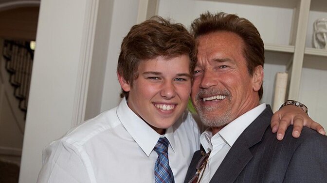  Бодибилдер разместил в соцсетях фото, на котором они вместе с сыном одеты в достаточно неординарные наряды.© Фото: Schwarzenegger, Instagram