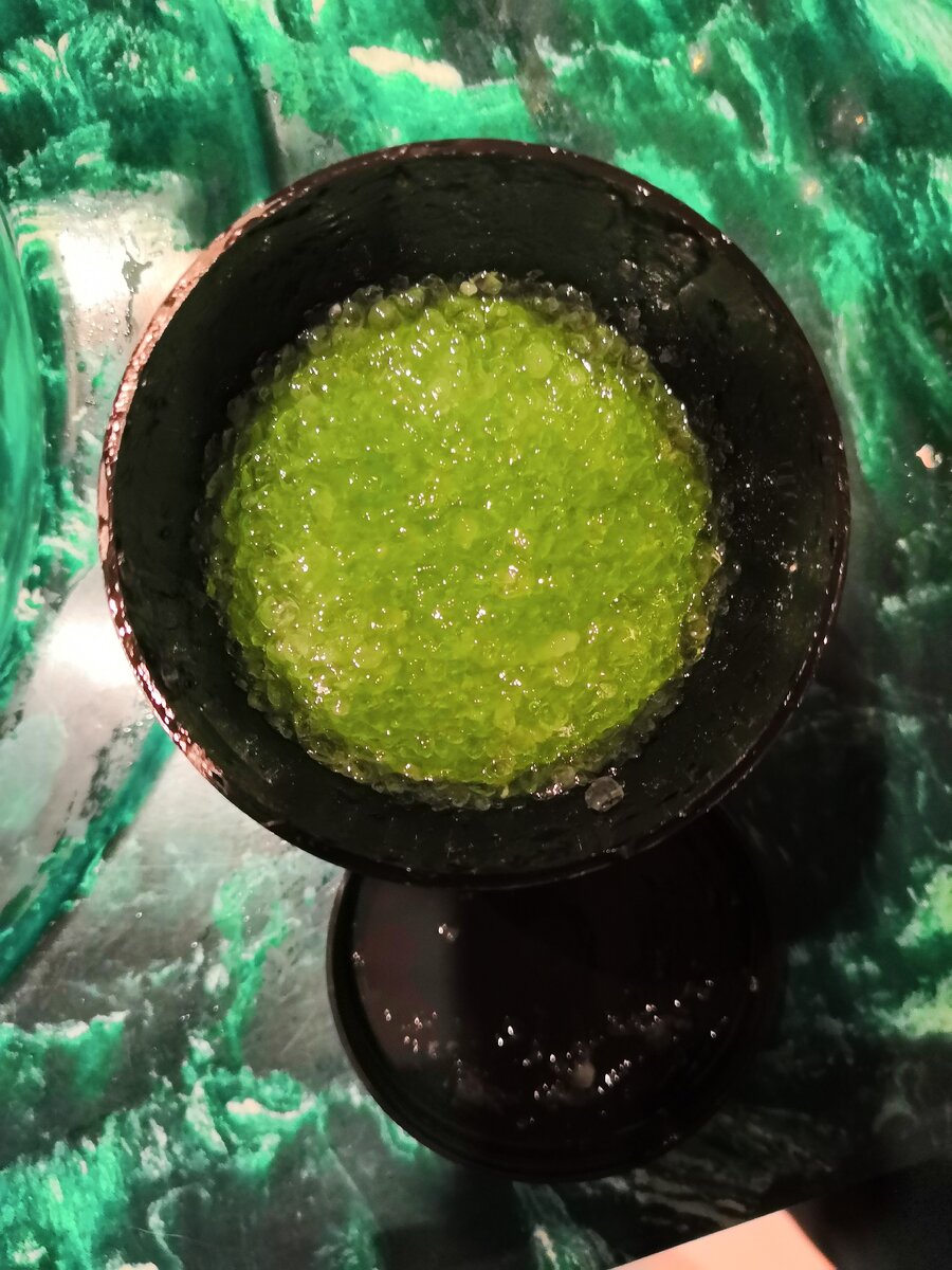 Сама масса шампуня  выглядит очень необычно