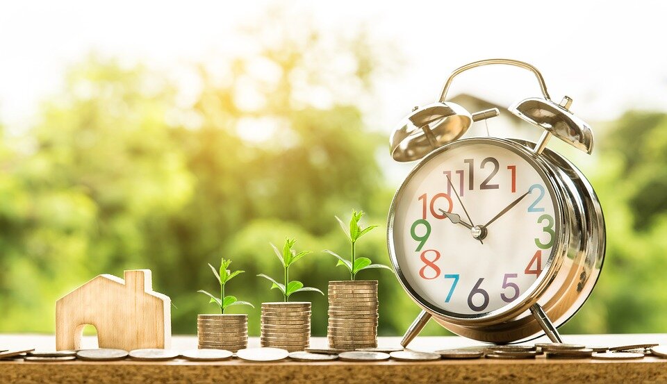 Источник : https://cdn.pixabay.com/photo/2017/08/30/07/56/money-2696229_960_720.jpg
