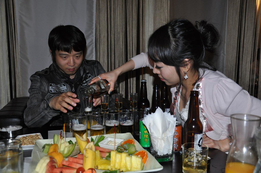 корейский корпоратив. корейцы много пьют. корейцы с соджу. ким дженни модель соджу. пьющие корейцы.