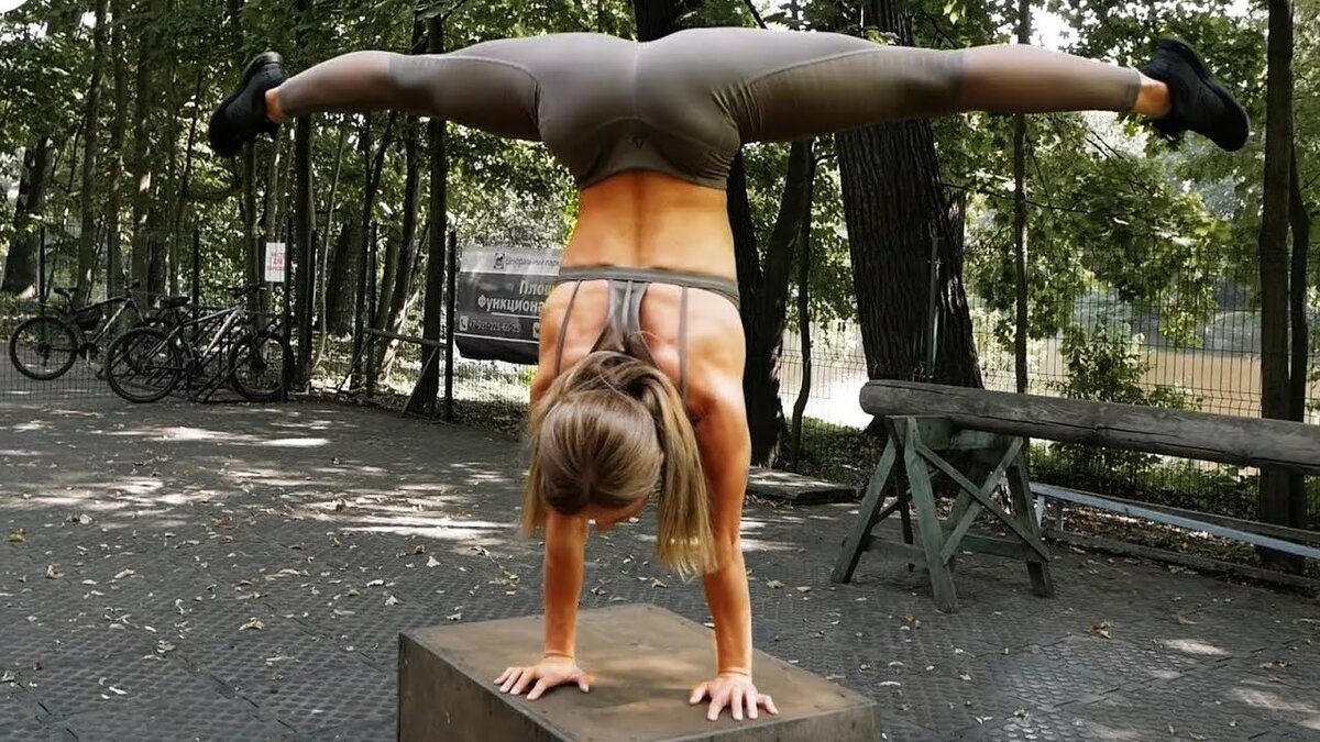 Стойка ну руках от сочной девушки.