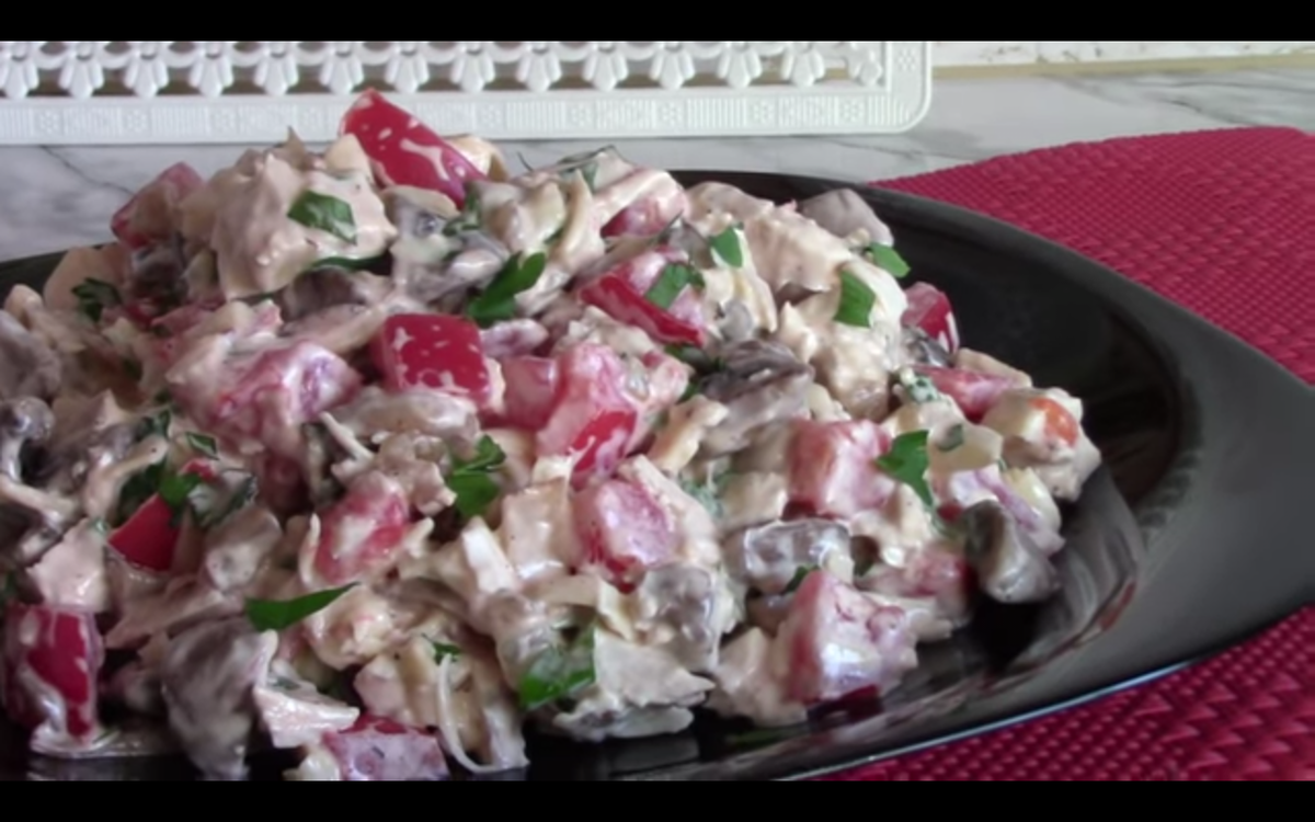 Курица шампиньоны помидоры. Салат куриная грудка шампиньоны. Салат с грибами. Салат куриная грудка шампиньоны. Салат аляска.