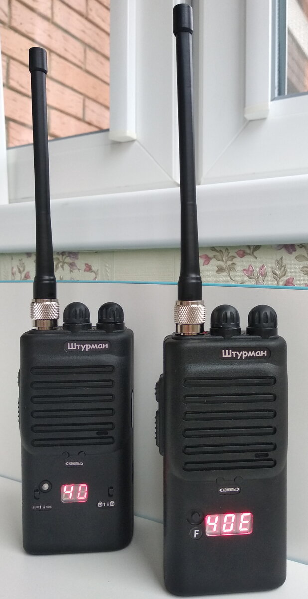 Рации Штурман-90 (справа) и Штурман-80М (слева) выпускаются в одном типе корпуса с габаритами 13х6х3,6  см (размеры с регуляторами). 