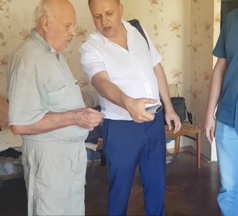 Житель Сочи и депутат. Скриншот из видео Telegram-канал "Baza". 