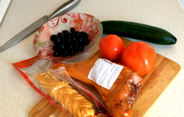 Очень вкусный и простой в приготовлении салат "Копчёная соломка"