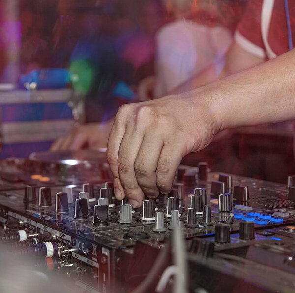 ttps://pixabay.com/ru/photos/%D1%80%D0%B5%D0%B3%D1%83%D0%BB%D0%B8%D1%80%D0%BE%D0%B2%D0%BA%D0%B0-%D0%B1%D0%B5%D1%80%D0%BB%D0%B8%D0%BD-%D0%BA%D0%BB%D1%83%D0%B1-%D0%B4%D0%B8%D1%81%D0%BA%D0%BE%D1%82%D0%B5%D0%BA%D0%B0-1836839/