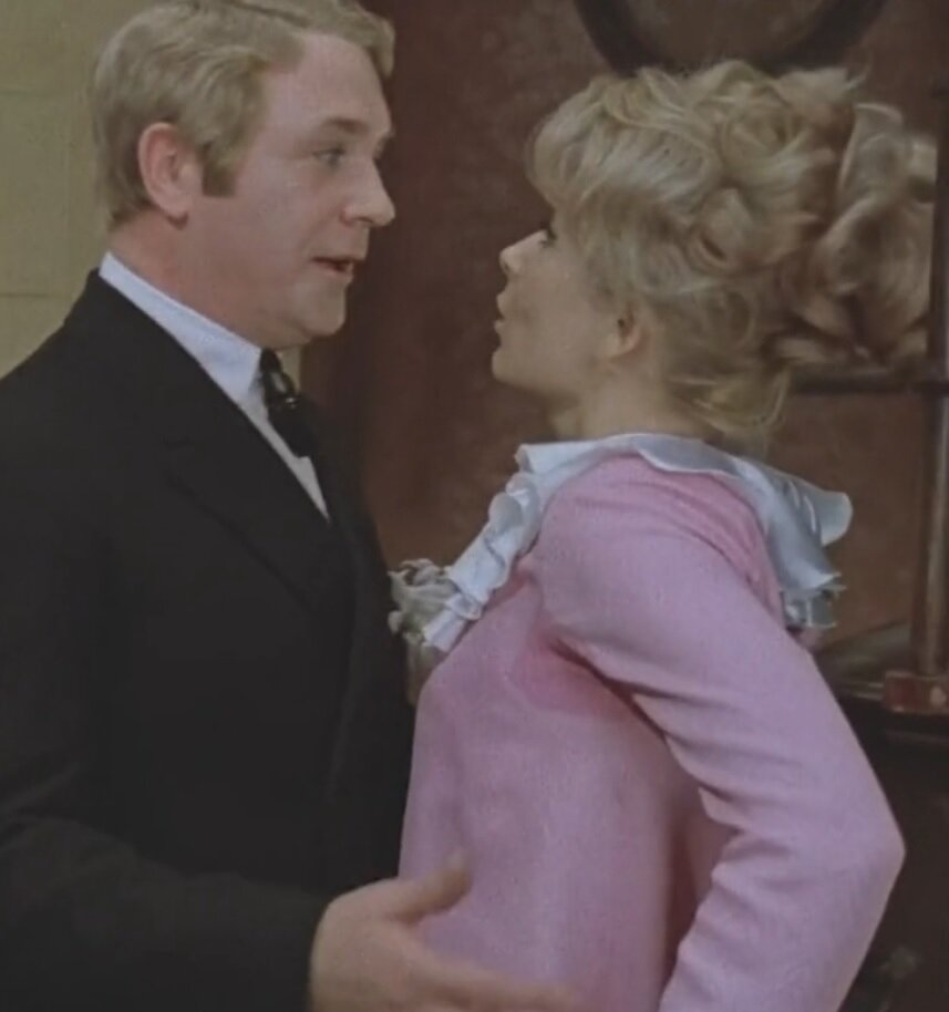 Жаркая сцена, жаркие съемки, жаркая женщина... Кадр из фильма Леонида Гайдая "Не может быть!", 1975