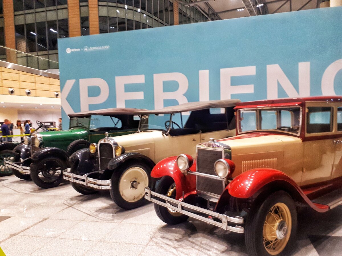 Первый справа - американский автомобиль Studebaker Erskine 50 (1927 года выпуска).