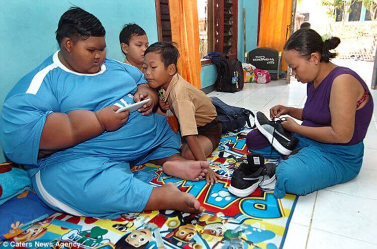 Самый толстый мальчик в мире — это Арья Пермана. В 10-летнем возрасте он весил 191 килограмм, но потом сбросил 76,5 килограмма