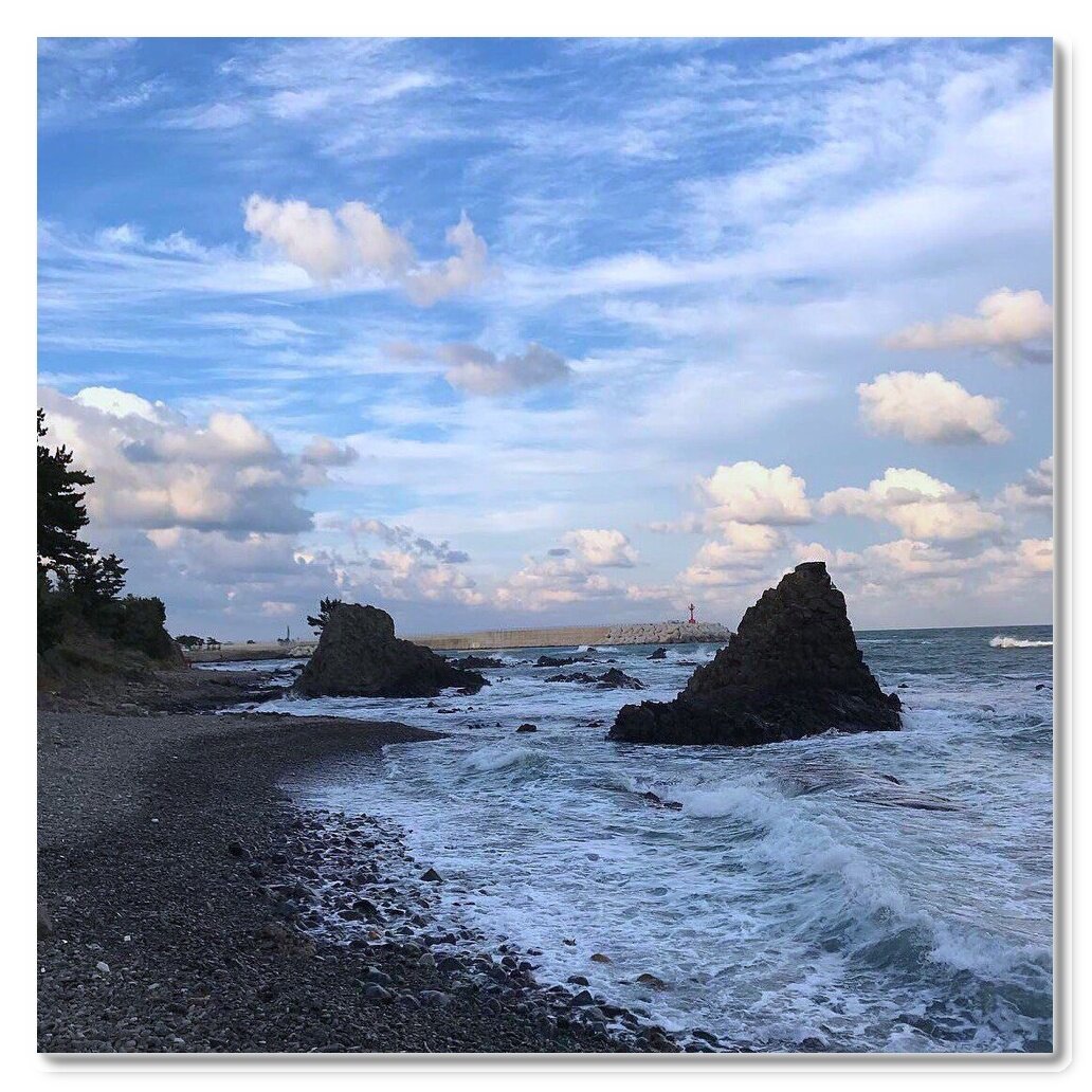 " Я безумно скучаю", Новый день начиная,
Все с той же затасканной фразой.
Прости. Обещаю.
я больше не буду.
Но новая ночь, новые слезы
И фраза по кругу.

"Я безумно скучаю",
Себя подчиняя,
Под волю эмоций и только,
Я всегда отвечаю голосом тихим,
"Это на долго".

Безумие в сердце,
Что шторм в океане,
Успокоится только к утру.
Но в сердце моем безумие кончится,
Наверно, когда я умру.

                          
                                           Maximally Mona.