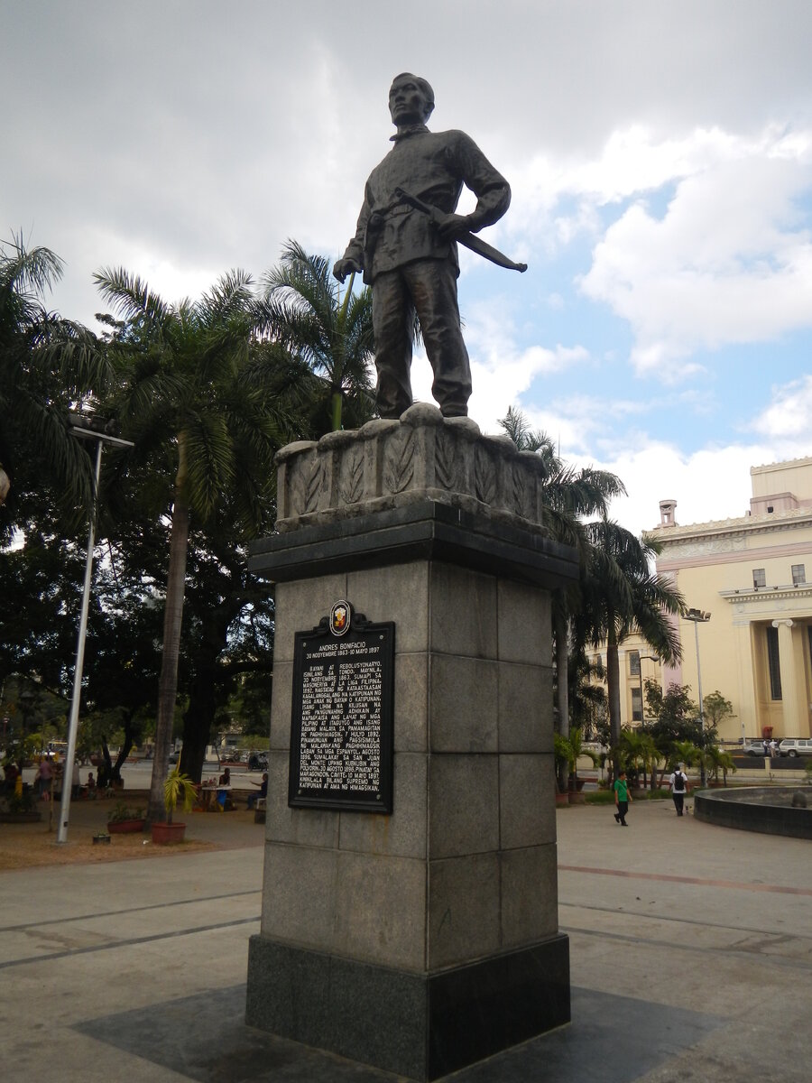 upload.wikimedia.org/wikipedia/commons/a/a9/Statue_of_Andrés_Bonifacio_at_Liwasang_Bonifacio%2C_Manila.jpg