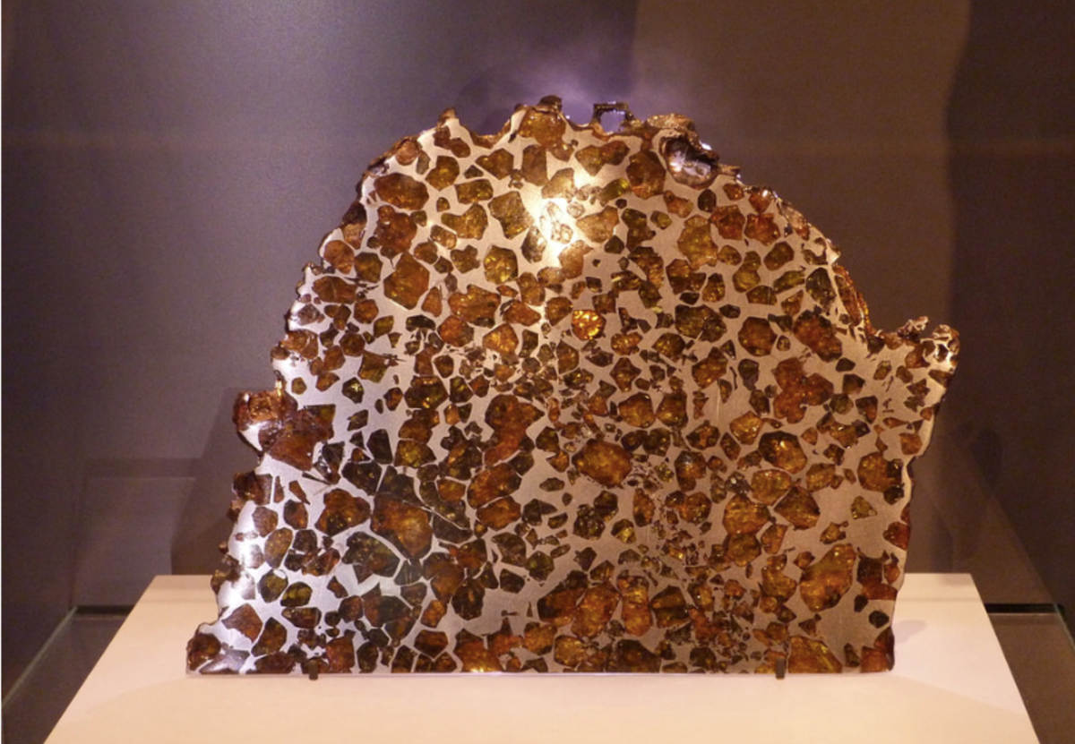 мелкий палласит метеорит. метеорит марсианский палласит. звёздный камень фукан. самый дорогой метеорит. самый первый метеорит.