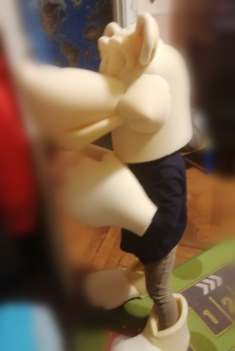 а это дочка. Примеряет заготовку костюма медведя.