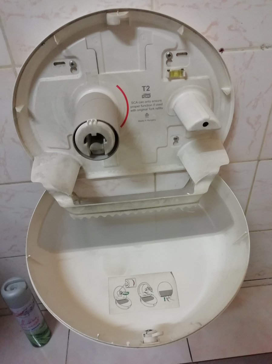 Открытая коробка для туалетной бумаги. 
