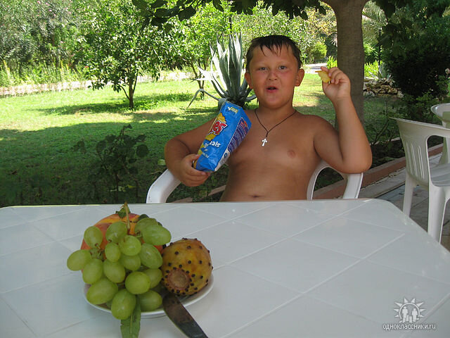 На блюде этот фрукт справа