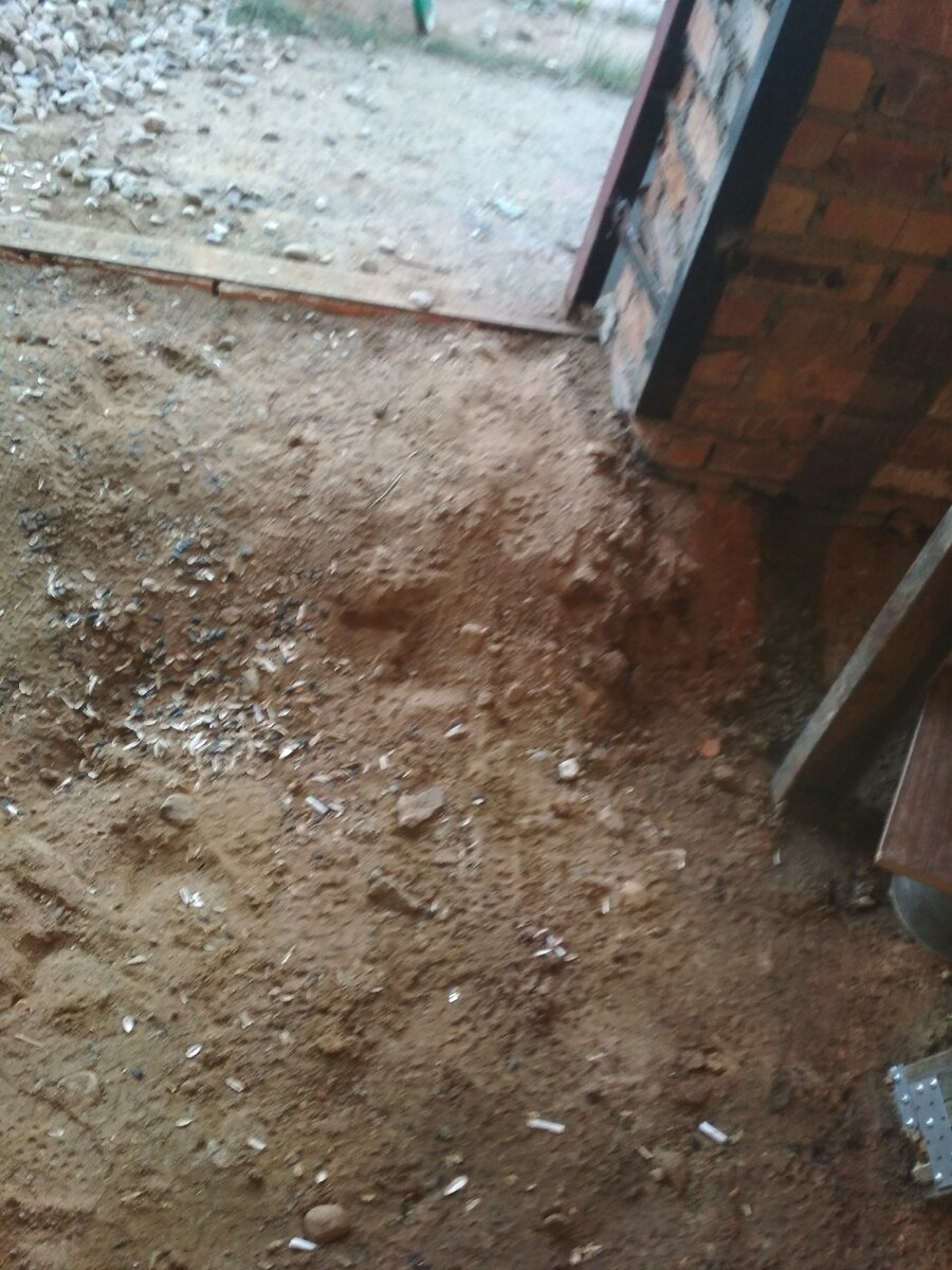 Убрал грунт, подсыпал песок. 