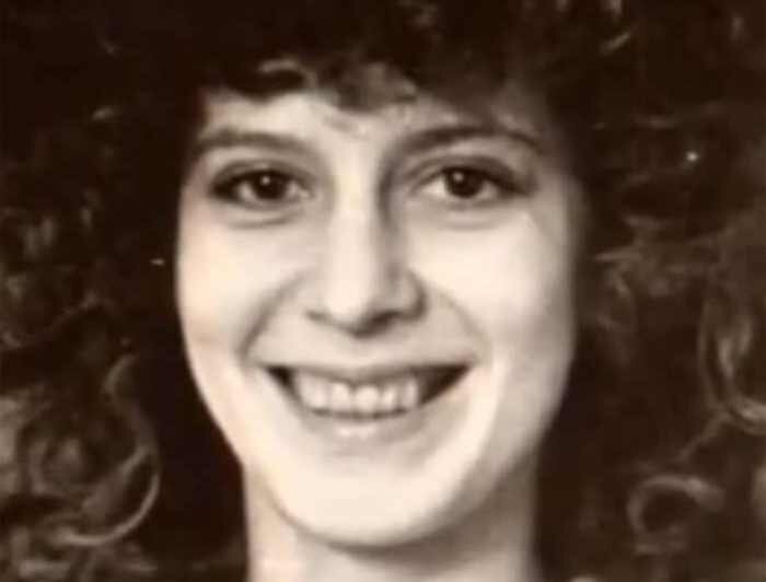 Актриса в юности 

Ирина Метлицкая родилась в Северодвинске, а школу окончила в Минске, куда переехала с мамой после развода родителей. Она училась в физико-математическом классе и об актерской карьере даже не мечтала. Но в выпускном классе ее судьбу решил случай: однажды к ним в школу пришел режиссер Игорь Добролюбов, который искал актеров для своего нового фильма «Расписание на послезавтра». Так Ирина впервые попала на съемочную площадку.