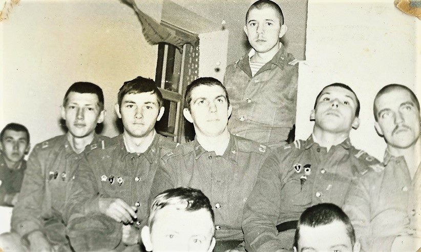 На фото автора: Фергана. 31 декабря 1978 года. В этот день нашу 3 роту как и другие подразделения привезли в ППД с Ферганского аэродрома. Дали командиры встретить последний мирный Новый год для ВС СССР. Но тогда никто об этом не знал. Наша 105 гв. ВДД была в боеготовности "Военная опасность". За пару дней до этого понизили с БГ "Полная". 