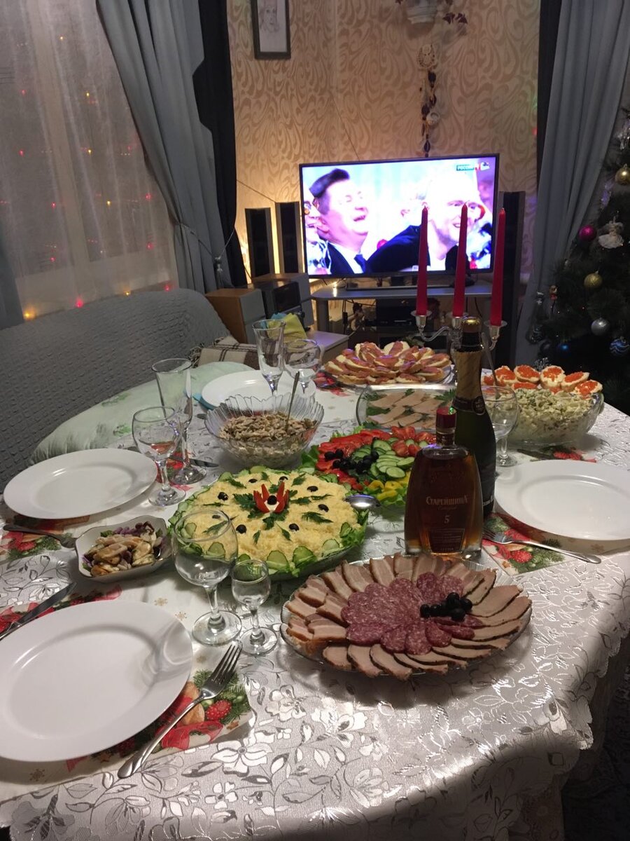 Даже для одной семьи это слишком много еды. Да и есть ли смысл в такой встрече Нового Года.