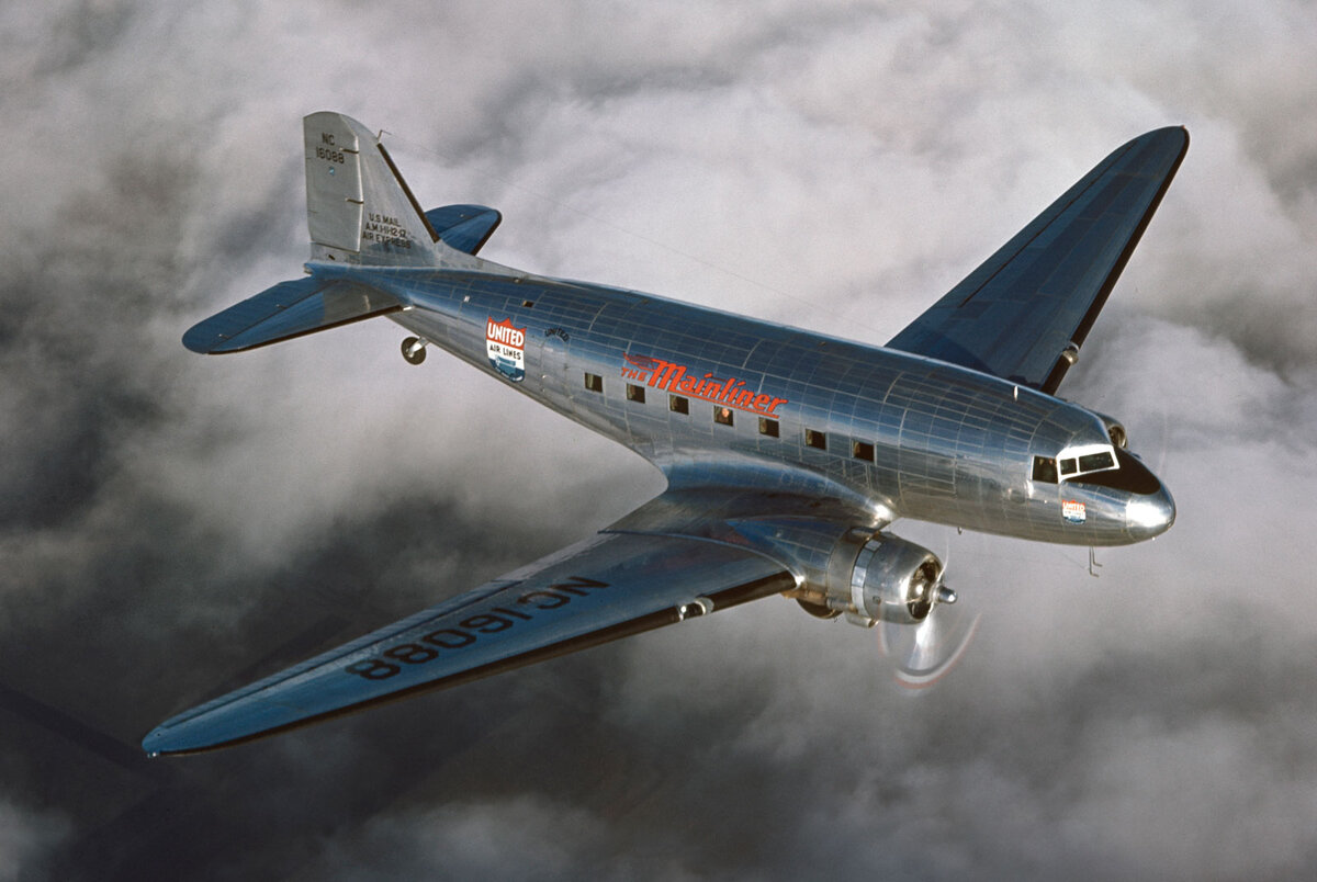 Пассажирский самолёт Douglas DC-3 в качестве примера размещения двух двигателей на консолях крыла. Фото: britannica.com