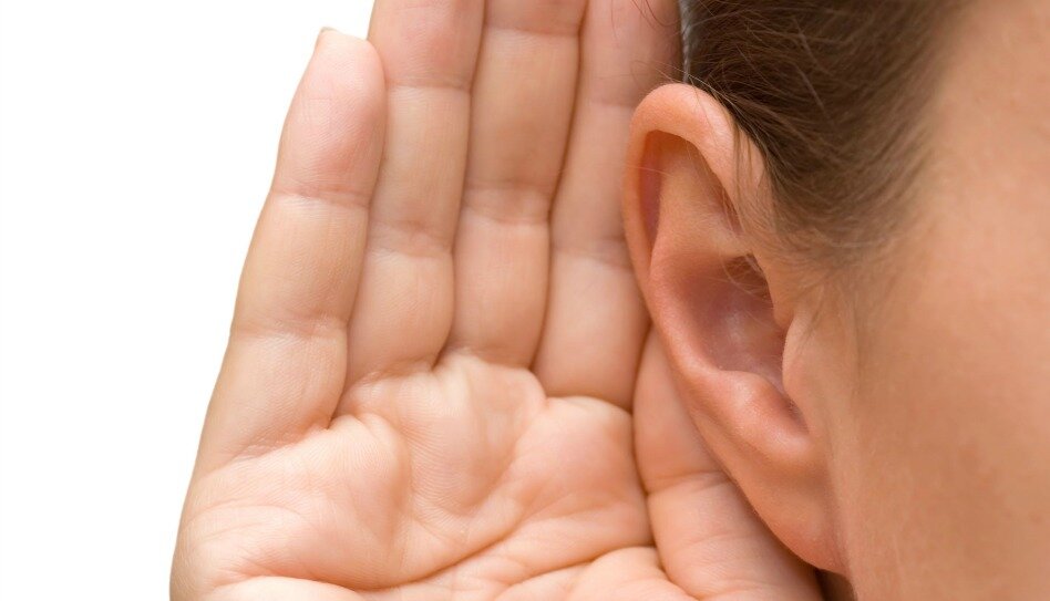 Слушает  вот так 