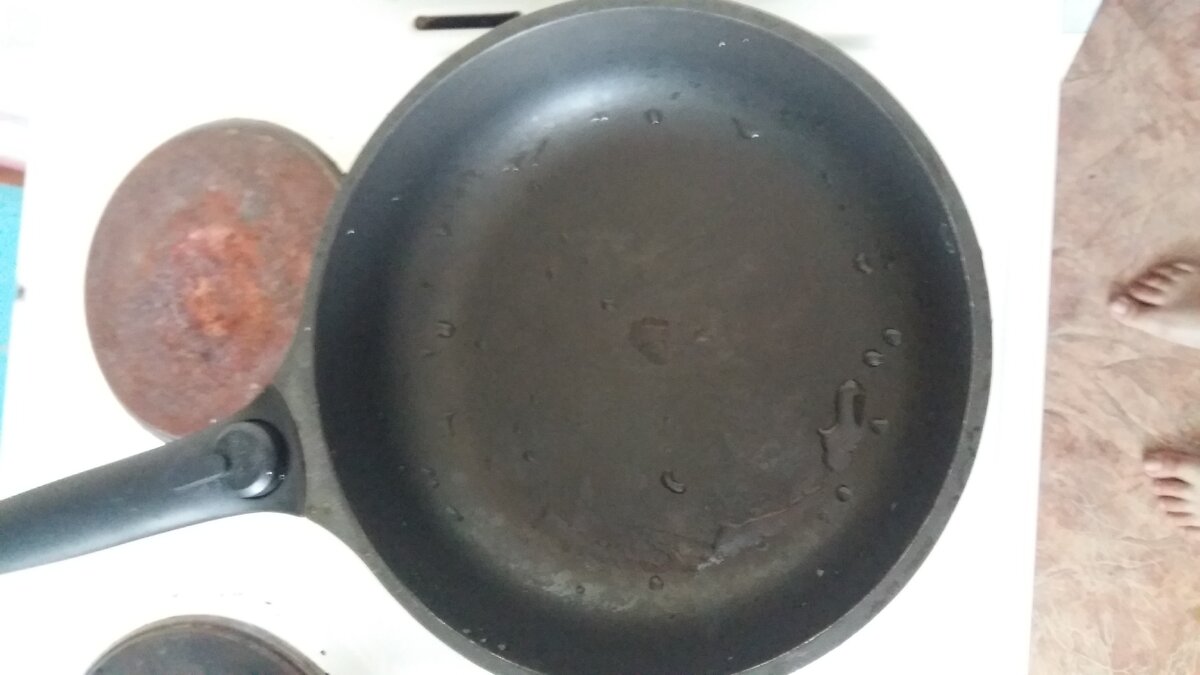 Наколяем сковородку, добавляем масло любое (подсолнечное, оливковое или любое другое) четыре/пять столовых ложек.