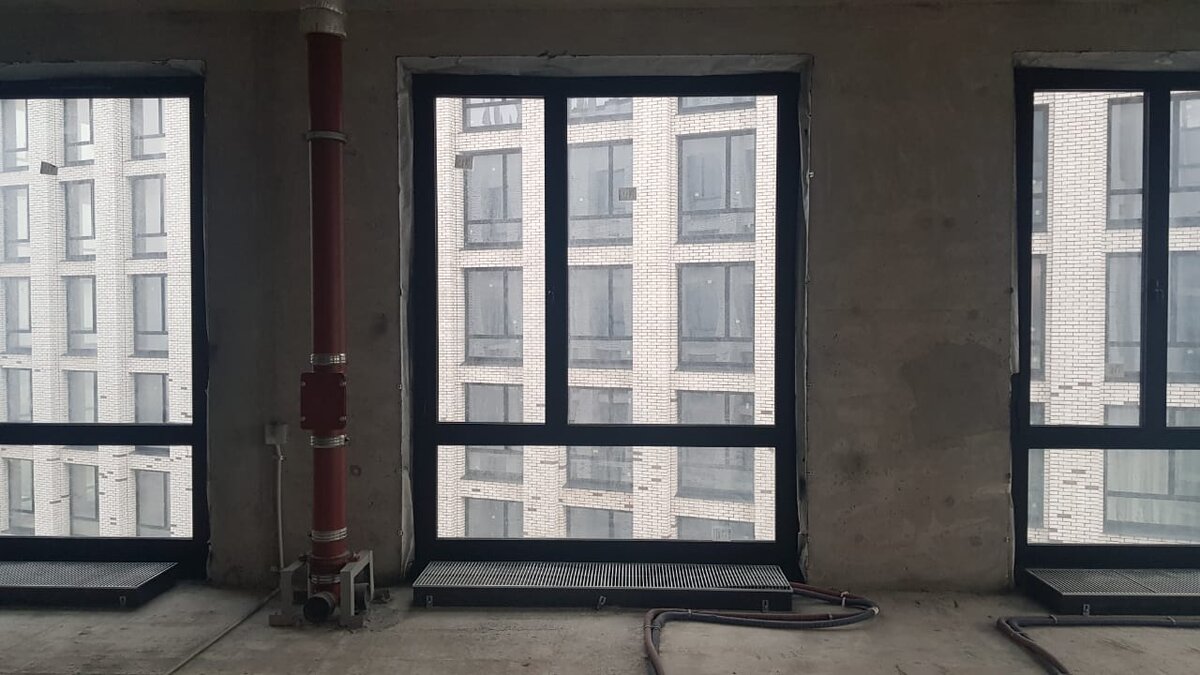 Вид из окна на другой дом.