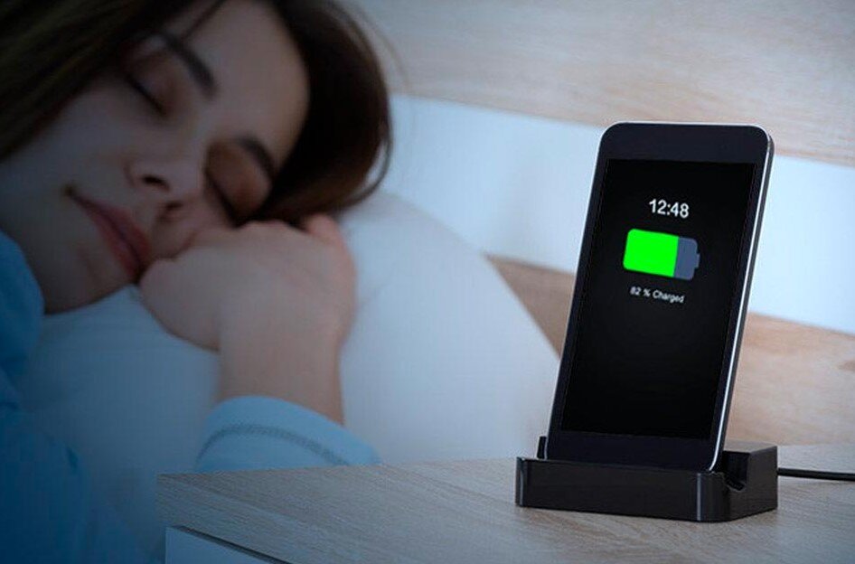 Не оставляйте сотовый телефон возле кровати