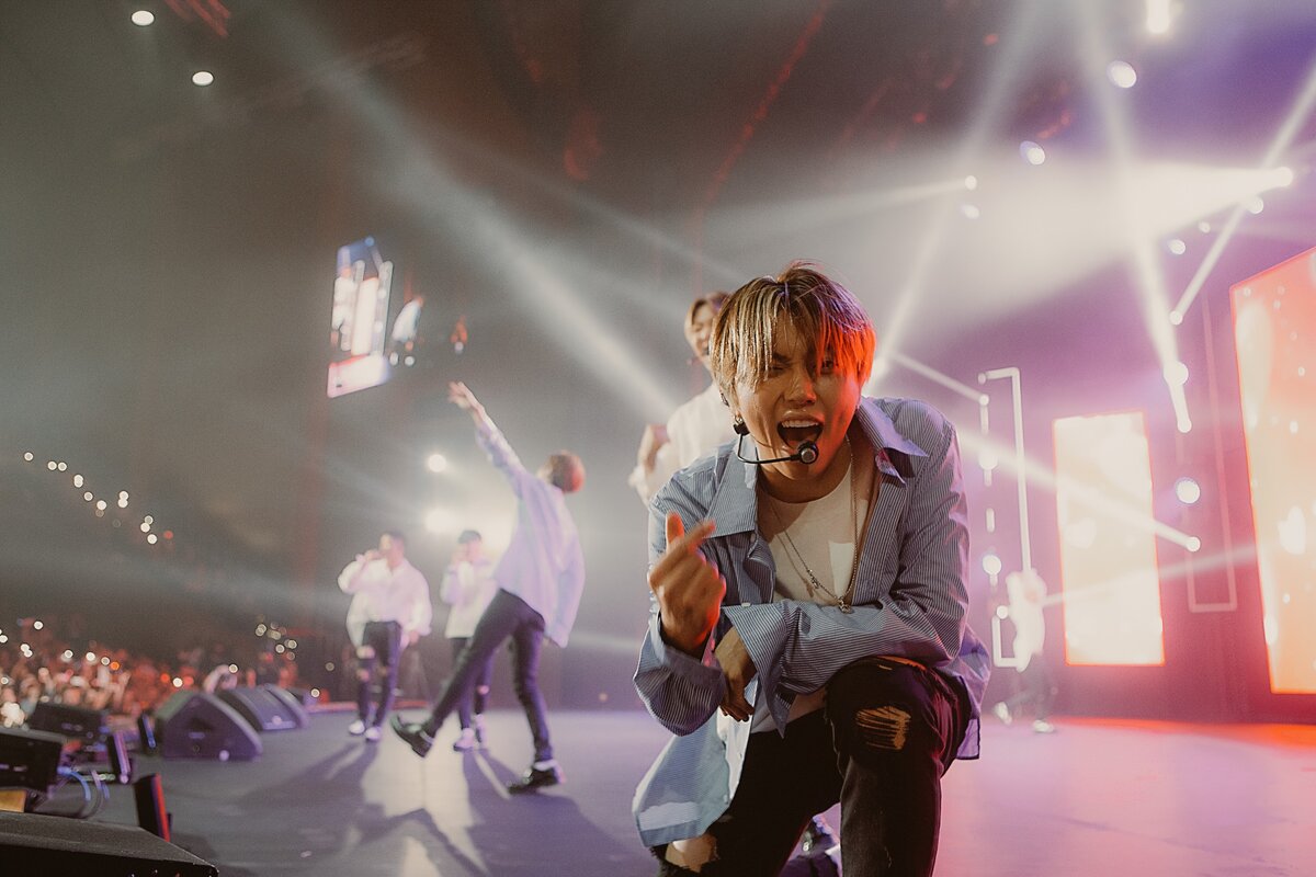Выступление группы «ONF».  Прочитала в одной статье, что не ты выбираешь k-pop, а k-pop выбирает тебя