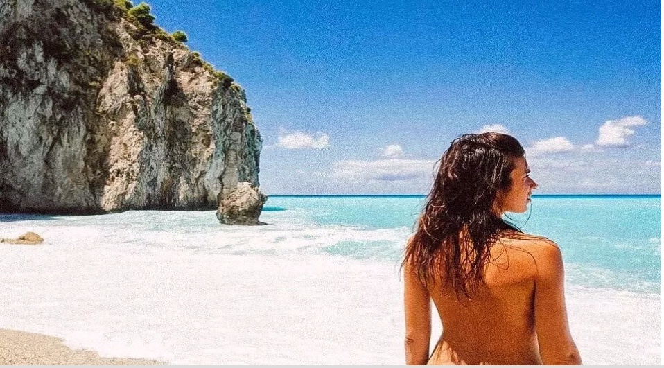 Нудистский пляж.