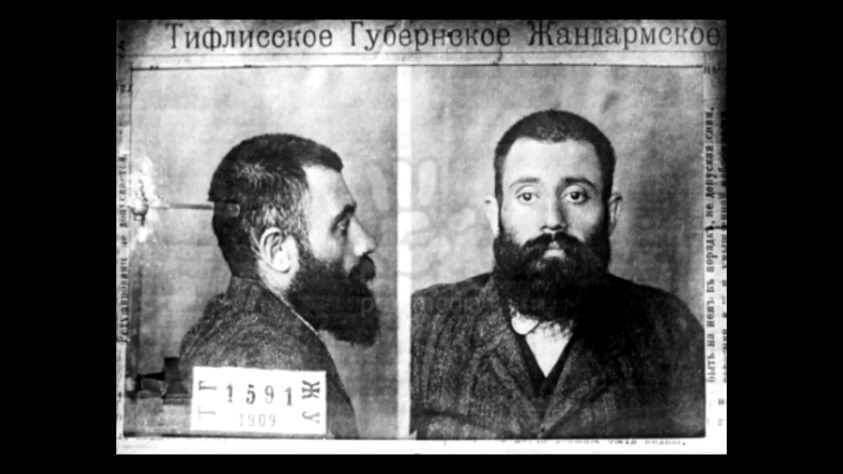 Симон Тер-Петросян по кличке Камо. Один из участников ограбления, известный гангстер и подельник Сталина.